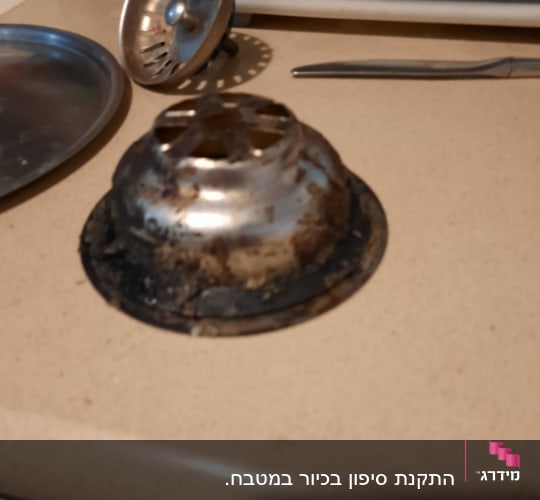 התקנת סיפון בכיור במטבח. 
